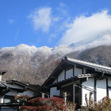 この屋根の後ろあたりが露店風呂、雲がかかった由布岳