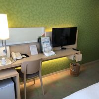 デスクに座った状態でTVが見辛い配置