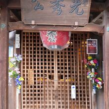 古都の街角では、こうした祠がしばしば見られますね