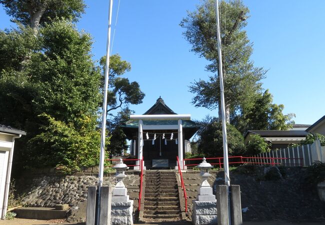 川から高いところに位置する神社