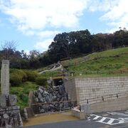 金印公園、駐車場あり。