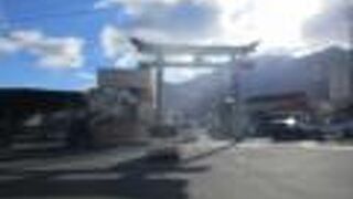 JR由布院駅近くに大きな鳥居があり