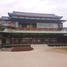 庭園から見た毛利博物館