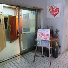 ビル内のお店の入口。
