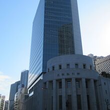 目抜き通りに立ってます