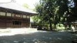 美しい境内は国の史跡にも指定されています