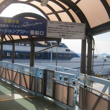 熊本港にて、下船時に眺めたオーシャンアロー号