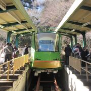 山登りの雰囲気が味わえる先頭席か、（視界が良ければ）相模湾まで展望できる後方席か