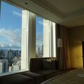 窓際のソファーから大阪を一望