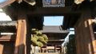 小諸市内の古き良き街並みが残る旧市街にあります。