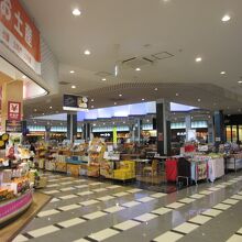 フードコートや売店も十分な規模