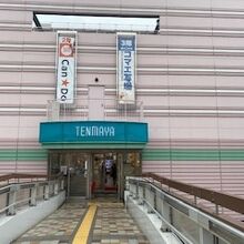 周囲の大型スーパー、電気店とを結ぶ通路