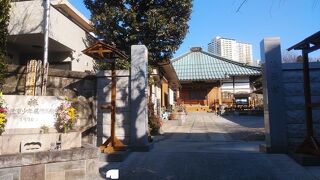 山門入り口に第二次世界大戦の少年飛行兵慰霊碑がある寺院