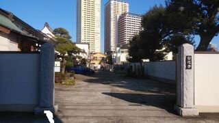 近代的な本堂を有する寺院