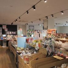 背伸びしすぎない適度なサイズの館内