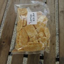 地元産の設楽煎餅は秀逸