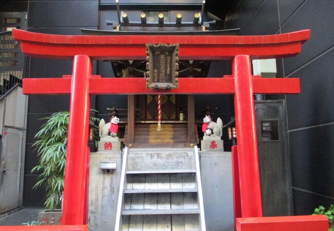 八重洲の伏見稲荷神社