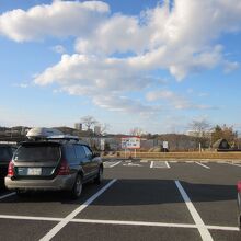 ダム両岸に駐車場有（写真は左岸側）