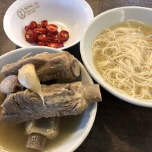 にんにくも気にせずいただきます。細麺が美味しいです。