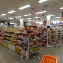 早朝はセブンイレブンのみ開店。地元の土産は少しあり