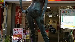 佐藤忠良の「若い女の像」がある『イセザキモール』