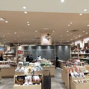 お土産屋さんや別府の有名店が入っています