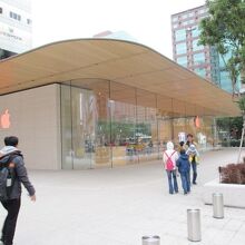 台北101の外にもアップルストアがあります。