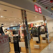 ユニクロもあります。