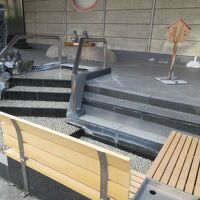 エントランス前の足湯