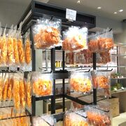 道後ハイカラ通りの入口すぐ。ミカンジュース専門店だけど、ドライみかんが美味しい。