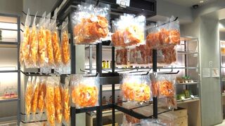 道後ハイカラ通りの入口すぐ。ミカンジュース専門店だけど、ドライみかんが美味しい。