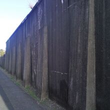 三池工業高校の西側にも外塀は残っています