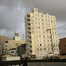 駅の前に立つ高いホテルの外観。