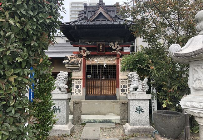 街中にひっそり佇む神社