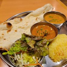 カレー2種類は野菜とチキンでした