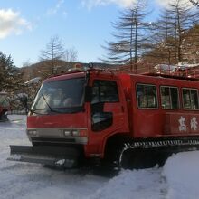 冬はこの雪上車に乗って宿まで行きます。