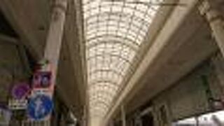 路上駐車禁止で、商店街を歩く人に配慮