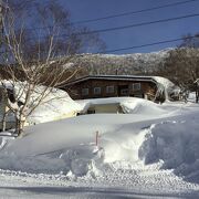 冬季は　長野県内でも有数のスキー場としても名を馳せている。