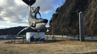 大きな親子クジラの像が目立つ。