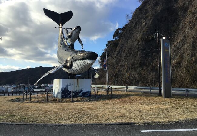 大きな親子クジラの像が目立つ。