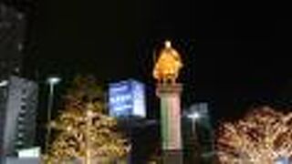 光と黄金色とで目立っていました