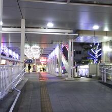 冬はビルや歩道橋の周辺がイルミネーションで輝いてました