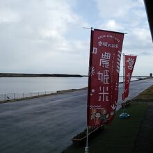 軒下にもテーブルやイスがあり、雨でも安心