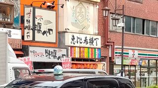 夜は入り口もネオンが明るく遠くからでも入り口がわかりますが、日中は探すのが難しい入り口です