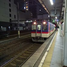 水戸駅に停車する鹿島臨海鉄道大洗鹿島線の列車
