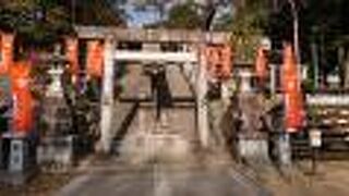 長い参道の石段の先の高台に本殿が