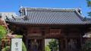 立派な仁王像が