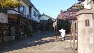 細い通りの奥に立地する寺院