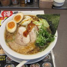 看板メニュー「きゃべとんラーメン」に味玉トッピング