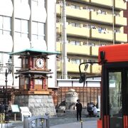 道後温泉駅前の商店街の入口に、「坊っちゃんカラクリ時計」がある。